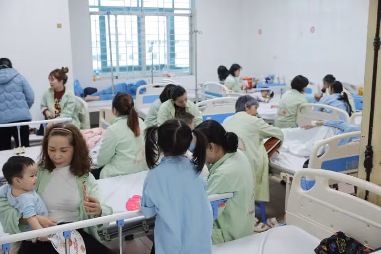 Bệnh nhi nằm điều trị tại Bệnh viện Thanh Nhàn.