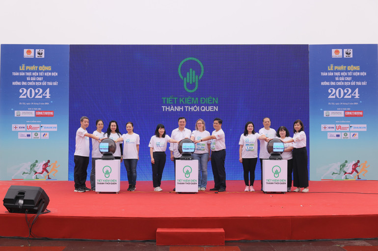 Các đại biểu thực hiện nghi thức phát động Chiến dịch Giờ Trái đất năm 2024. Các đại biểu thực hiện nghi thức phát động Chiến dịch Giờ Trái đất năm 2024.