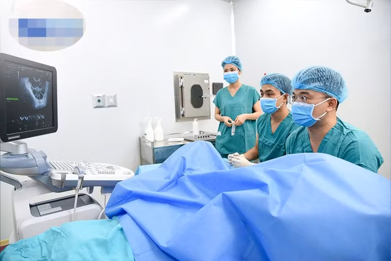 Bác sĩ IVF Tâm Anh đang chuyển phôi vào buồng tử cung người bệnh.