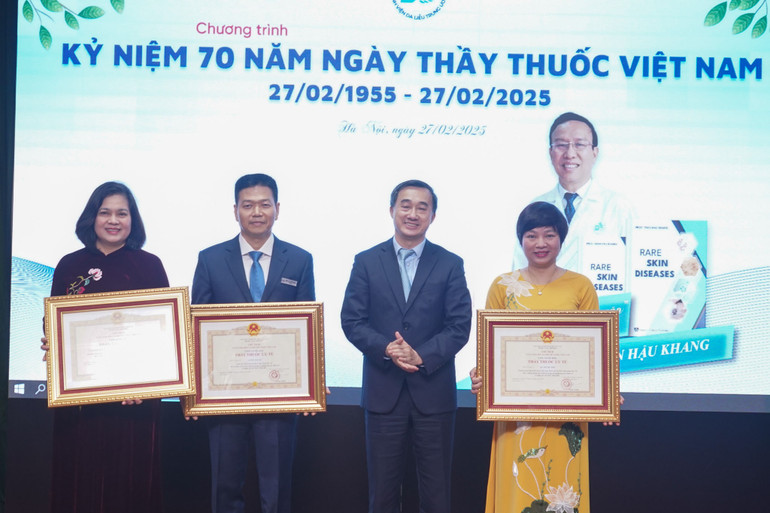 Giáo sư, Tiến sĩ Trần Văn Thuấn, Thứ trưởng Y tế trao danh hiệu Thầy thuốc ưu tú cho 3 thầy thuốc.