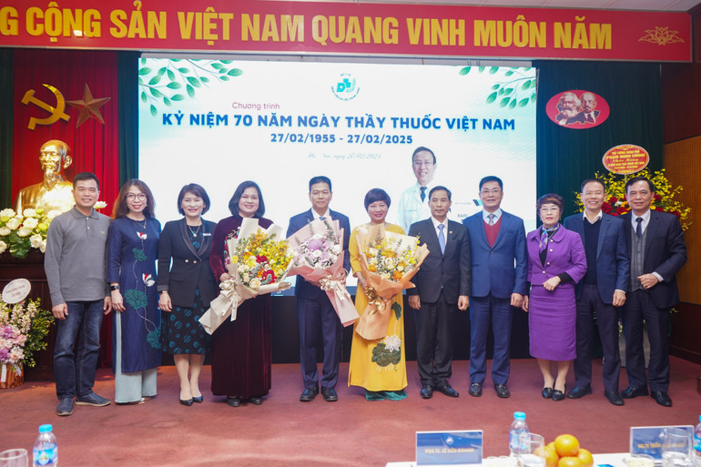 Ban Giám đốc bệnh viện chúc mừng 3 Thầy thuốc ưu tú.
