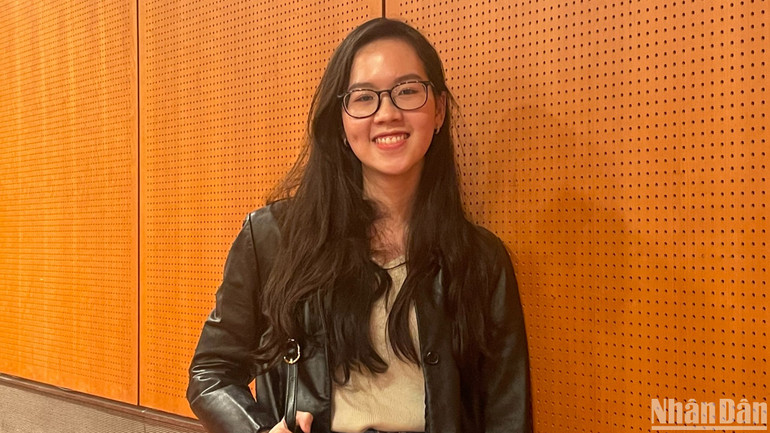 Nhà văn Hiền Trang.