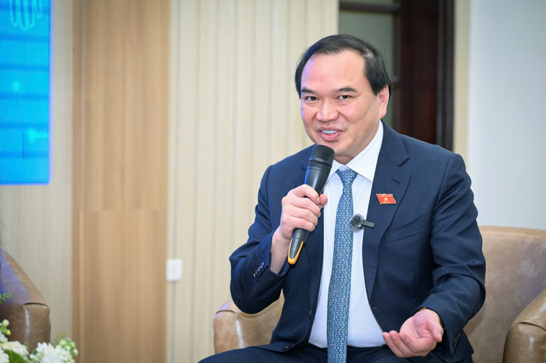 Phó Giáo sư, Tiến sĩ Nguyễn Công Hoàng, Đại biểu Quốc hội khoá XV, Giám đốc Bệnh viện Trung ương Thái Nguyên chia sẻ tại tọa đàm. (Ảnh: THÀNH ĐẠT)