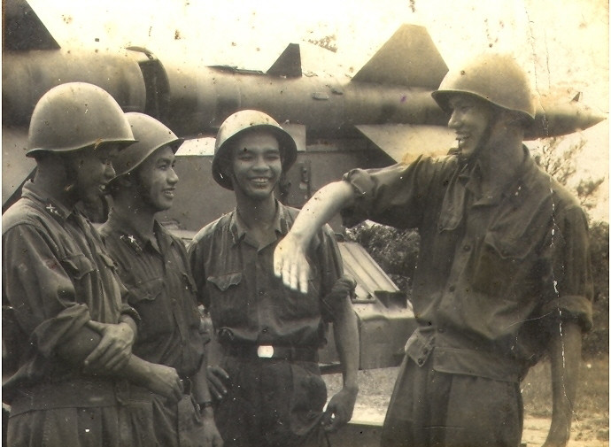 Trắc thủ tên lửa Nguyễn Đình Kiên (ngoài cùng bên phải) cùng kíp chiến đấu.