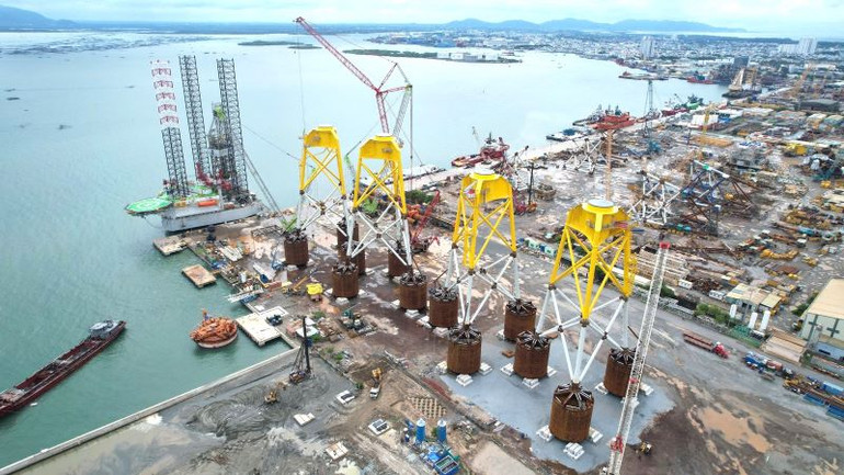 Trụ điện gió ngoài khơi đang được sản xuất tại cảng PTSC thành phố Vũng Tàu.