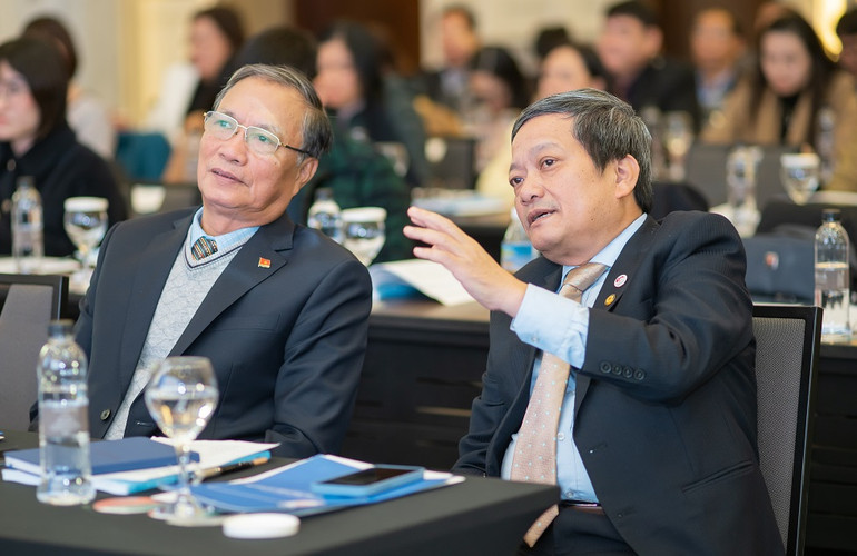 Tiến sĩ, bác sĩ cao cấp Đinh Văn Lượng, Trưởng ban Điều hành Chương trình Chống lao Quốc gia, Giám đốc Bệnh viện Phổi Trung ương (bên phải) hy vọng Việt Nam sẽ sớm về đích chấm dứt bệnh lao so với mục tiêu năm 2035.