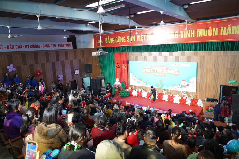 Các em nhỏ háo hức xem các tiết mục nghệ thuật.