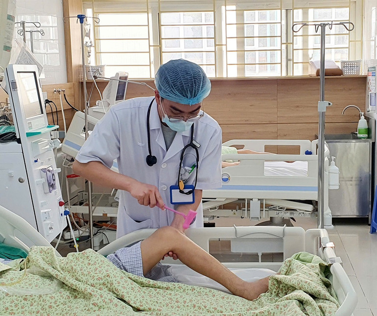 Bác sĩ kiểm tra phản ứng của bệnh nhân.