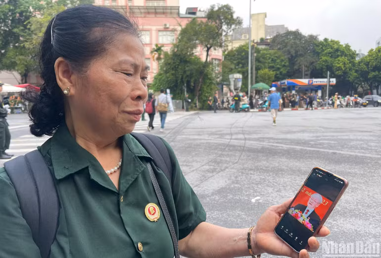 Bà Đoàn Thị Ngọc Lan (65 tuổi, hội viên Hội cựu chiến binh thôn Võng Xuyên, huyện Phúc Thọ, Hà Nội) rưng rưng nghẹn ngào.