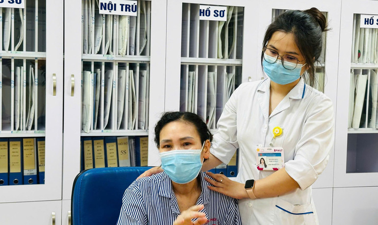 Bệnh nhân Cấn Thị Phương nghẹn ngào chia sẻ về hành trình hồi phục. Bệnh nhân Cấn Thị Phương nghẹn ngào chia sẻ về hành trình hồi phục.