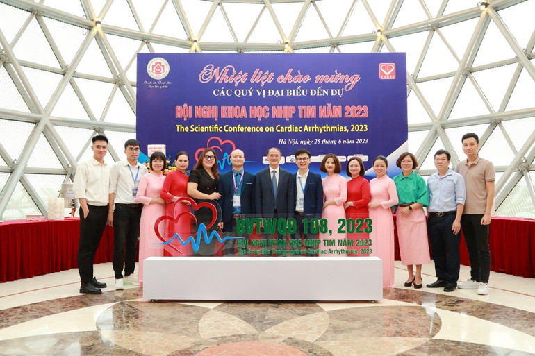 PGS, TS Phạm Nguyên Sơn - Nguyên Phó Giám đốc Bệnh viện TWQĐ 108 cùng tập thể khoa Nội Tim mạch