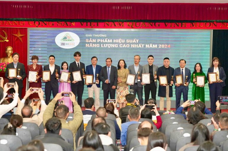 12 thương hiệu được trao cúp Người dẫn đầu sản phẩm Hiệu suất năng lượng cao nhất năm 2024.