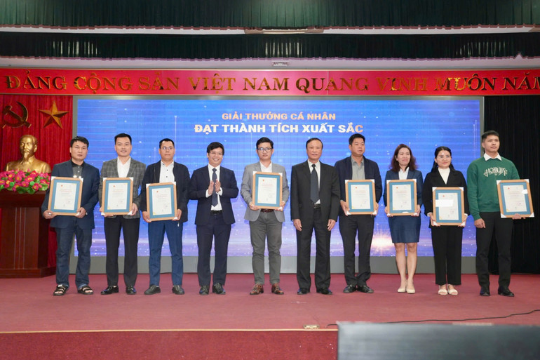 Các cá nhân có thành tích xuất sắc trong công tác quản lý sử dụng năng lượng tiết kiệm và hiệu quả tại doanh nghiệp.