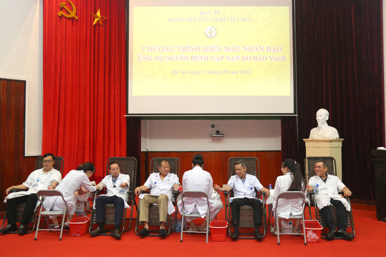 Các thầy thuốc Bệnh viện Hữu nghị Việt Đức hiến máu.