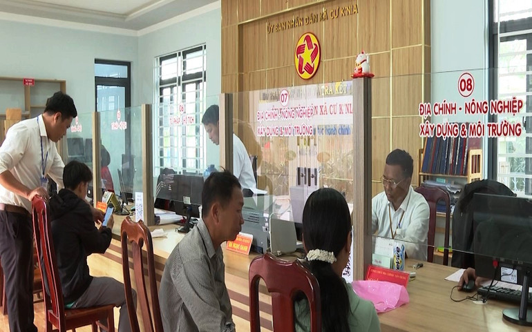 Người dân được cán bộ phụ trách giải quyết thủ tục hành chính hướng dẫn, hỗ trợ nên việc truy cập các thủ tục hành chính qua mã QR rất thuận lợi.