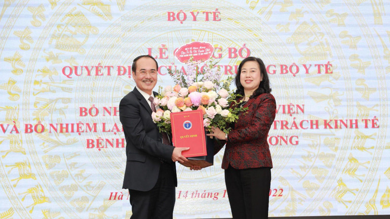 Bộ trưởng Y tế trao quyết định bổ nhiệm lại cho PGS, TS, bác sĩ cao cấp Vũ Xuân Phú - Phó Giám đốc phụ trách kinh tế, Bệnh viện Phổi Trung ương kiêm nhiệm chức vụ Giám đốc Trung tâm Đào tạo và chỉ đạo tuyến, Bệnh viện Phổi Trung ương. Bộ trưởng Y tế trao quyết định bổ nhiệm lại cho PGS, TS, bác sĩ cao cấp Vũ Xuân Phú - Phó Giám đốc phụ trách kinh tế, Bệnh viện Phổi Trung ương kiêm nhiệm chức vụ Giám đốc Trung tâm Đào tạo và chỉ đạo tuyến, Bệnh viện Phổi Trung ương.