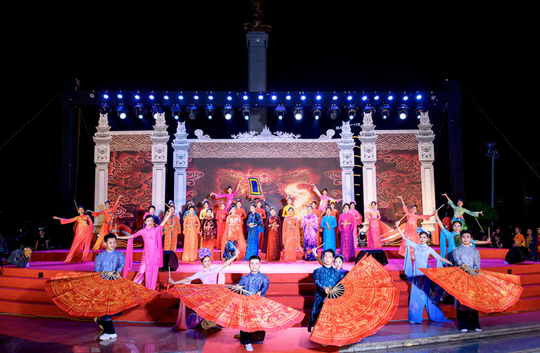 Chương trình “Tinh hoa Áo dài” trong khuôn khổ Hội chợ Xúc tiến thương mại gắn kết quảng bá du lịch, văn hoá địa phương quận Bắc Từ Liêm trong khuôn khổ chào mừng Ngày Hội vì Hòa Bình thành phố Hà Nội.