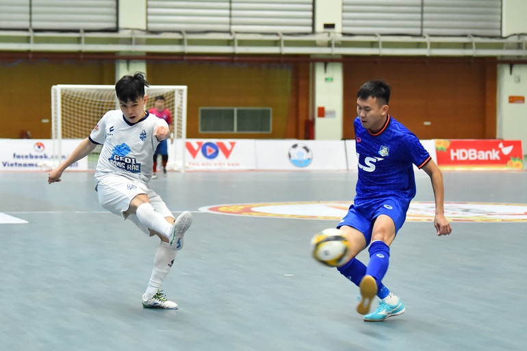 Bất ngờ nhanh chóng diễn ra khi Nguyễn Hữu Thắng chớp được cơ hội, tung cú sút gỡ hòa 1-1 cho đội khách ngay tại hiệp thi đấu đầu tiên.