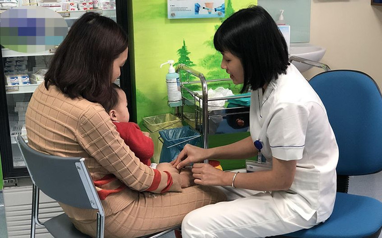 Tiêm chủng để bảo vệ trẻ.