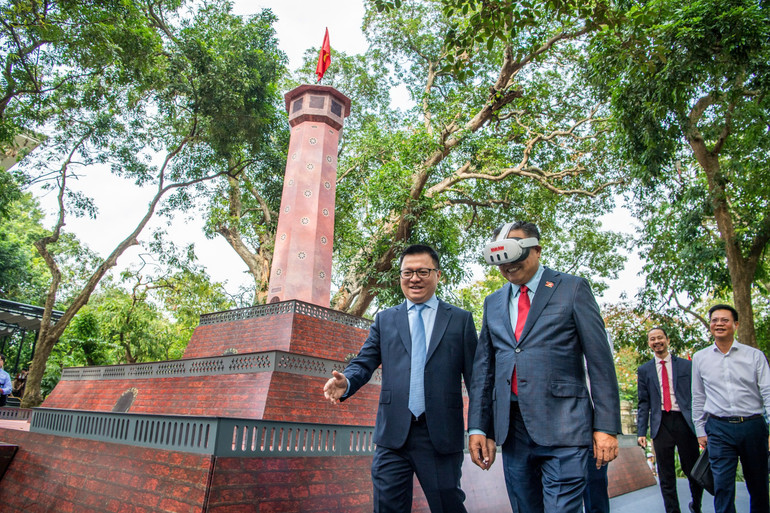 Các đại biểu trải nghiệm Triển lãm tương tác Cột cờ Hà Nội. (Ảnh: THÀNH ĐẠT)