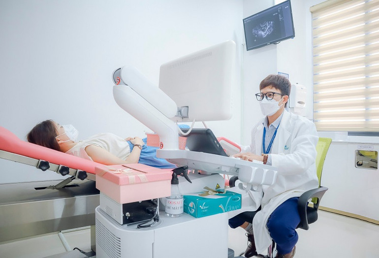 Bác sĩ Lê Huy Khải siêu âm cho bệnh nhân tại IVFMD Buôn Ma Thuột.