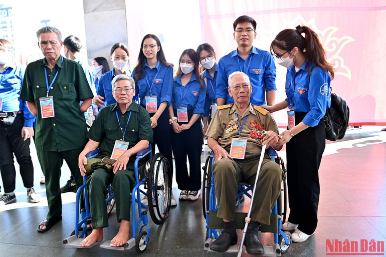 Thanh niên tình nguyện Thủ đô Hà Nội giúp đỡ các đại biểu là thương binh nặng đến dự Lễ kỷ niệm.