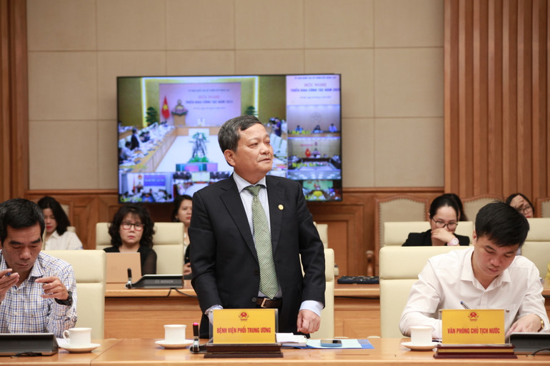 Tiến sĩ, bác sĩ Đinh Văn Lượng, Giám đốc Bệnh viện Phổi Trung ương, Trưởng Ban điều hành Chương trình Chống lao quốc gia. Tiến sĩ, bác sĩ Đinh Văn Lượng, Giám đốc Bệnh viện Phổi Trung ương, Trưởng Ban điều hành Chương trình Chống lao quốc gia.