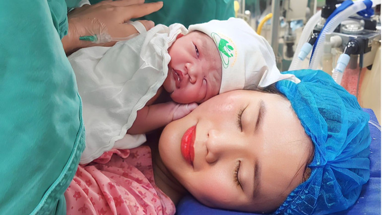"Rồng nhí" chào đời đêm giao thừa tại Bệnh viện Phụ sản Hà Nội.