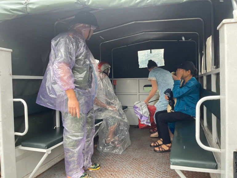 Lực lượng chức năng di dời các hộ dân bị ảnh hưởng đến nơi an toàn. Lực lượng chức năng di dời các hộ dân bị ảnh hưởng đến nơi an toàn.