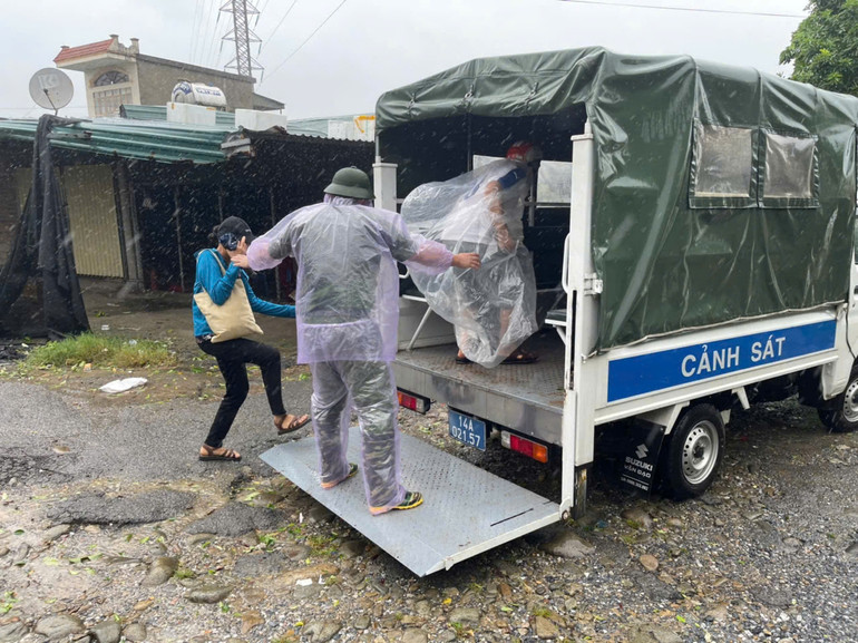 [Live] Bão số 3 di chuyển về phía Tây Bắc Bộ và suy yếu thành áp thấp nhiệt đới ảnh 96