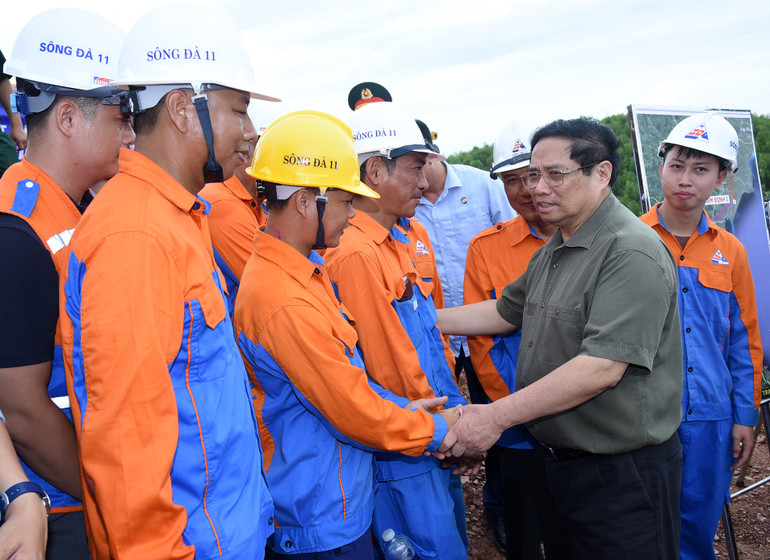 Thủ tướng thăm hỏi, động viên lực lượng thi công dựng cột VT22.