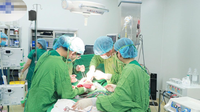 Sản phụ bị ngưng tuần hoàn trên bàn mổ.