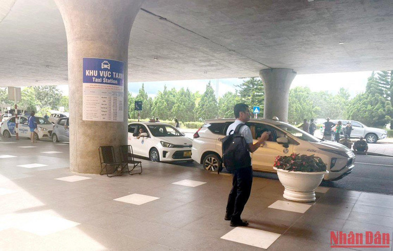 Taxi hoạt động tại sân bay Liên Khương.