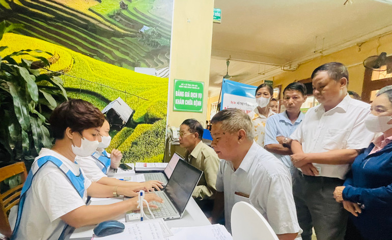 Đông đảo bà con chờ tới lượt khám, siêu âm.