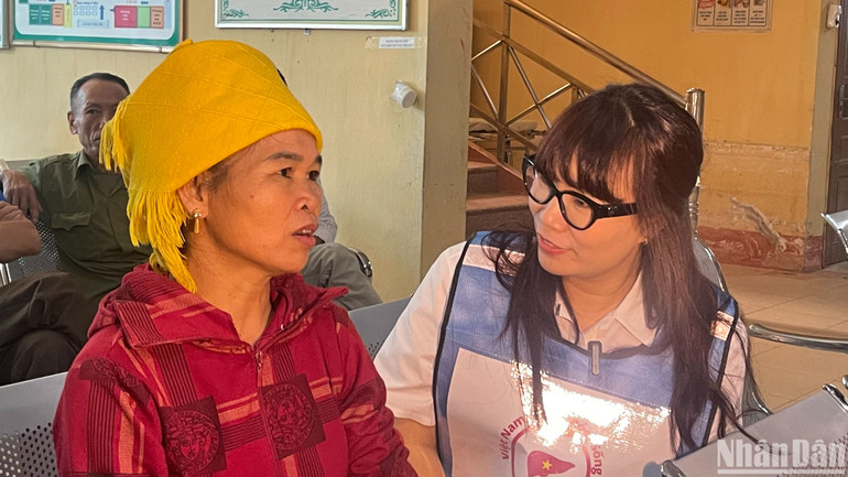 Bà Đặng Thị Hiền tư vấn cho người dân.