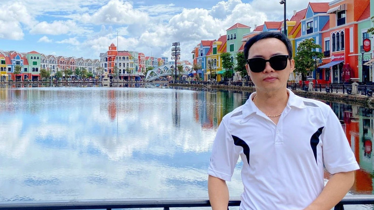 Nhà sản xuất Vạn Nguyễn cùng ê-kíp đã làm nên một đêm “Noel cho tình nhân” ấm áp. Nhà sản xuất Vạn Nguyễn cùng ê-kíp đã làm nên một đêm “Noel cho tình nhân” ấm áp.