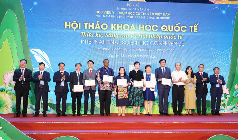 Các chuyên gia quốc tế tham dự hội thảo.