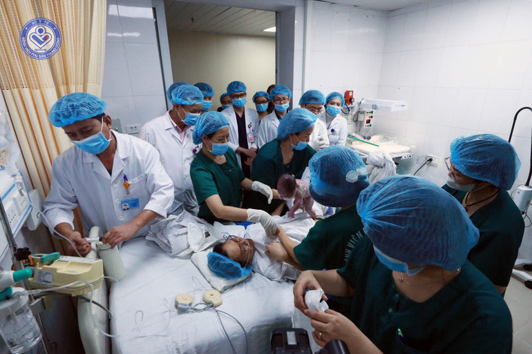 Bé Tuệ Minh là công dân nhí đầu tiên chào đời vào khoảnh khắc giao thừa năm 2025.