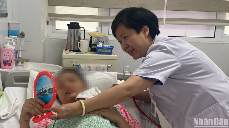 Bác sĩ Quỳnh Hương hướng dẫn các sản phụ ấp kangaroo.