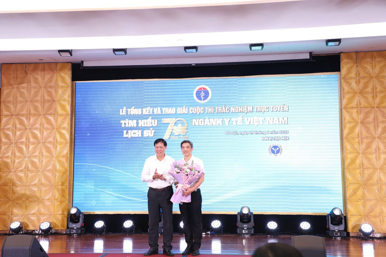 Thứ trưởng Đỗ Xuân Tuyên trao giải cho tác giả đoạt giải Cuộc thi.