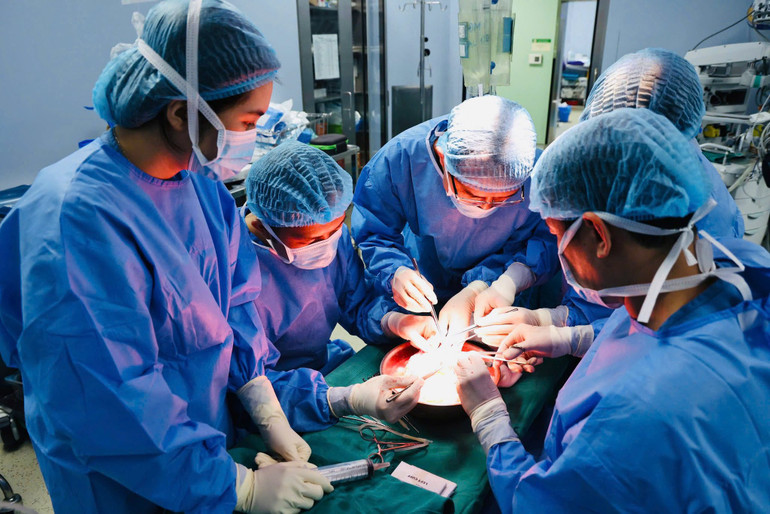 Các bác sĩ tiến hành ghép gan cho nam bệnh nhân.