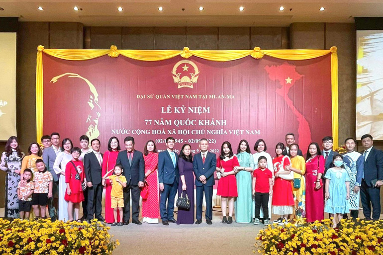 Các đại biểu dự buổi lễ chụp ảnh lưu niệm.