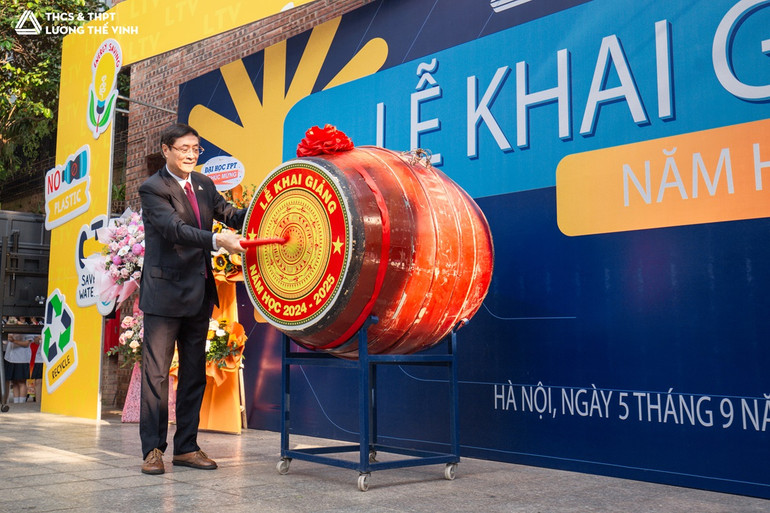 Thầy Nguyễn Quốc Bình-Hiệu trưởng trường THCS và THPT Lương Thế Vinh đánh hồi trống khai giảng năm học 2024-2025.