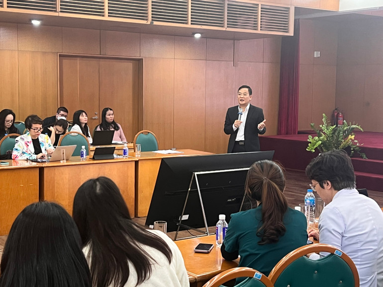 Tiến sĩ Vương Ánh Dương, Phó Cục trưởng Cục Quản lý Khám, chữa bệnh, Bộ Y tế chia sẻ tại buổi tập huấn.