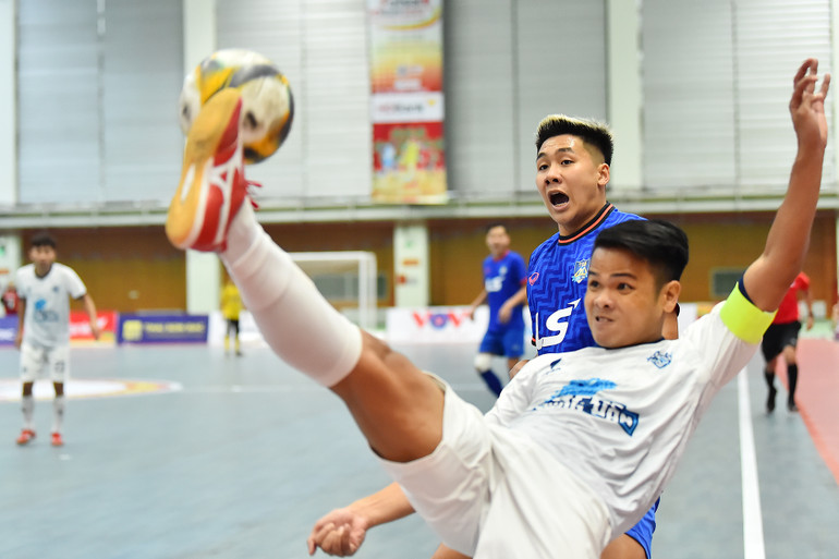 Trước một đối thủ có kinh nghiệm vượt trội, đội khách chủ động kéo lùi đội hình, chờ cơ hội đối thủ sơ hở để phản công.