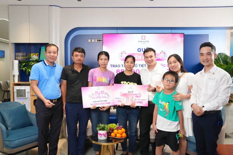 Đông Đô IVF Center và Câu lạc bộ "Quyền có con" trao sổ tiết kiệm cho 2 gia đình.