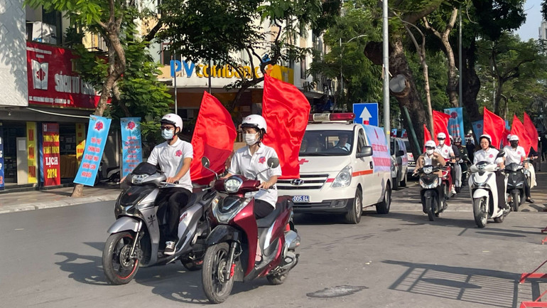 Diễu hành cổ động, tuyên truyền về phòng, chống HIV/AIDS.