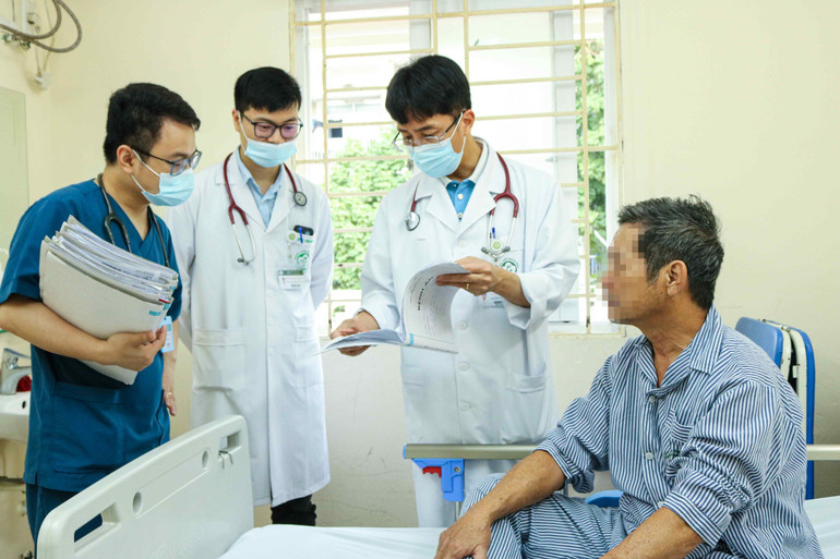 Thăm khám sức khỏe cho bệnh nhân sau can thiệp đột quỵ.