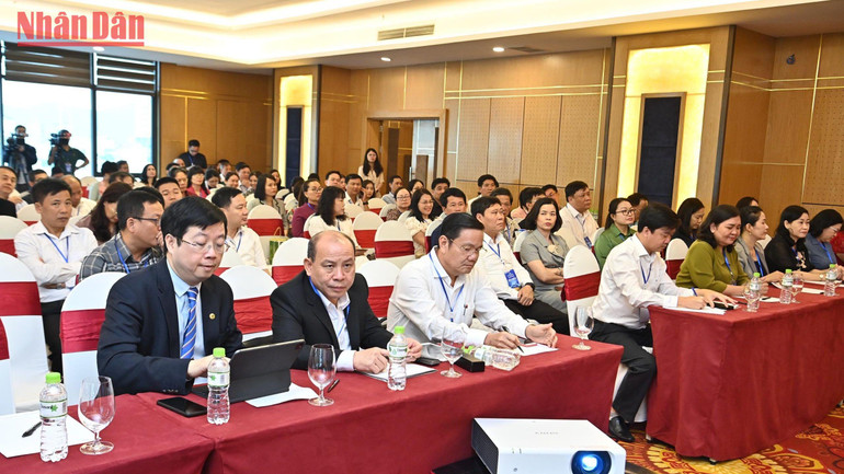 Các diễn giả, đại biểu tham dự hội thảo. (Ảnh: Đăng Khoa)