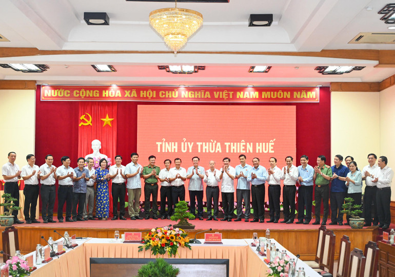 Chủ tịch Quốc hội Vương Đình Huệ cùng các đại biểu chụp ảnh lưu niệm với Ban Thường vụ Tỉnh ủy Thừa Thiên Huế. (Ảnh: DUY LINH)